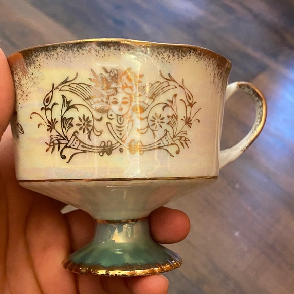 Elegant Iridescent Plate with Gold Details - Picture 8 of 13